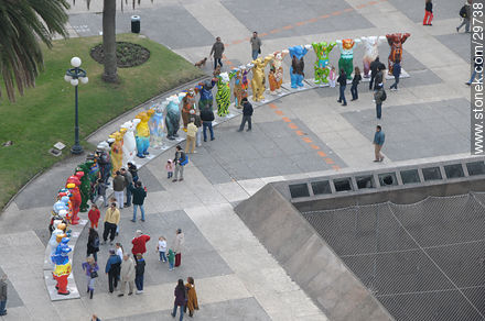 United Buddy Bears by Eva and Klaus Herlitz at Independencia square. - Department of Montevideo - URUGUAY. Photo #29738