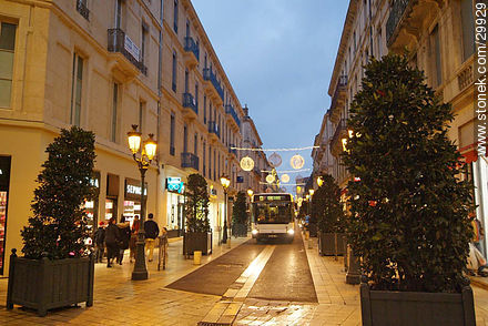 Calle del centro comercial de Nîmes - Región de Languedoc-Rousillon - FRANCIA. Foto No. 29929