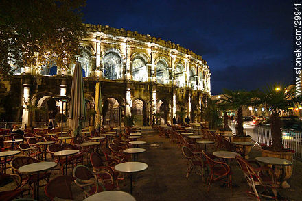 Coffee bar in front of the Arena of Nîmes - Region of Languedoc-Rousillon - FRANCE. Photo #29941