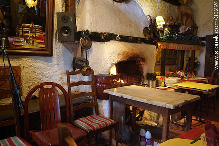 Interior del restaurant L'Ostal - Región de Languedoc-Rousillon - FRANCIA. Foto No. 30224