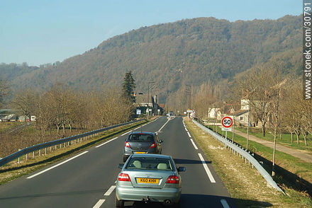 Route in near the border of the regions of Midi-Pyrenée and Aquitaine - Region of Midi-Pyrénées - FRANCE. Photo #30791