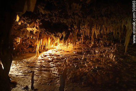 Estalactitas y estalagmitas en la gruta de la Gran Roca. Eyzies-de-Tayac-Sireuil - Aquitania - FRANCIA. Foto No. 30863