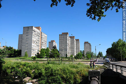 Complejo de viviendas Euskalerría. Calle Hipólito Yrigoyen - Departamento de Montevideo - URUGUAY. Foto No. 31667