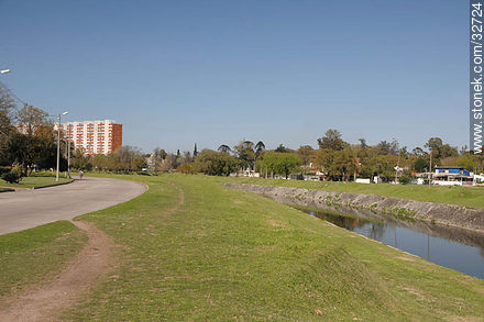 Rambla Costanera del arroyo Miguelete. Parque Posadas. - Departamento de Montevideo - URUGUAY. Foto No. 32724
