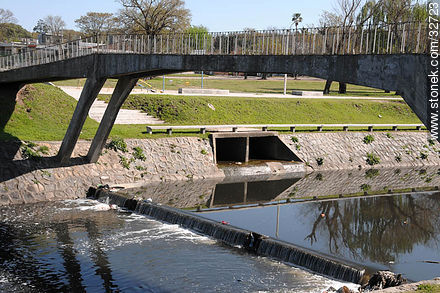 Bridge over the Miguelete stream. - Department of Montevideo - URUGUAY. Photo #32723