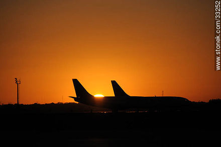 Atardecer en el aeropuerto de Carrasco - Departamento de Canelones - URUGUAY. Foto No. 33252