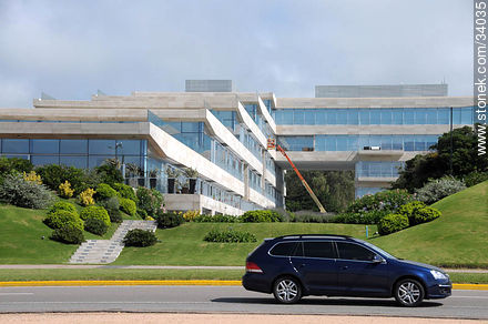 Edificio Acqua sobre playa Brava - Punta del Este y balnearios cercanos - URUGUAY. Foto No. 34035