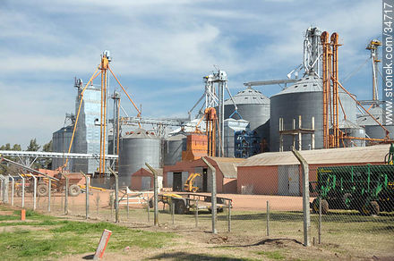 Complejo de silos - Departamento de Soriano - URUGUAY. Foto No. 34717