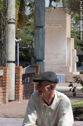 Anciano disfrutando de la paz de la ciudad. - Departamento de Soriano - URUGUAY. Foto No. 34714
