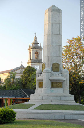 Plaza José Batlle y Ordóñez. Rotonda y Obelisco. Iglesia. - Departamento de Artigas - URUGUAY. Foto No. 36137