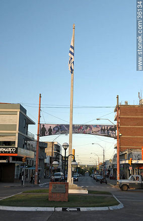 Bandera uruguaya sin viento, - Departamento de Artigas - URUGUAY. Foto No. 36134