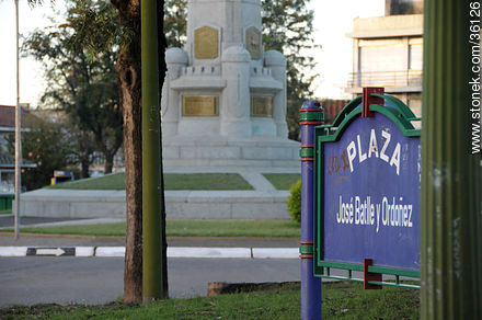Plaza José Batlle y Ordóñez - Departamento de Artigas - URUGUAY. Foto No. 36126