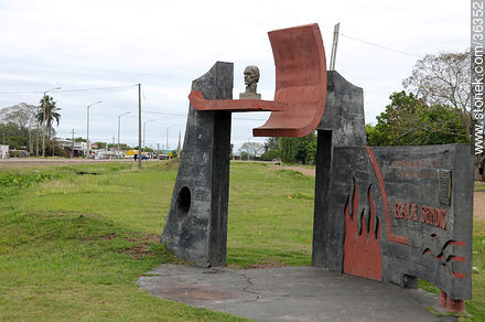 Monumento a Raúl Sendic en la entrada a Bella Unión - Departamento de Artigas - URUGUAY. Foto No. 36352