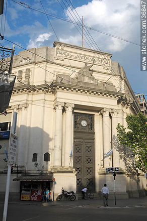 Edificio de 1909 refaccionado - Departamento de Salto - URUGUAY. Foto No. 36847