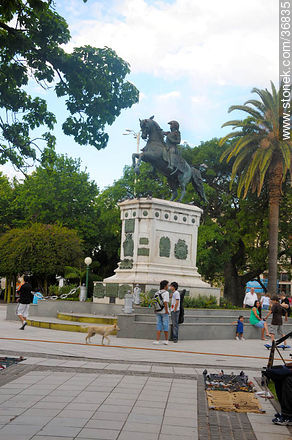 Plaza 25 de Mayo - Departamento de Salto - URUGUAY. Foto No. 36835