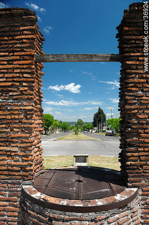 Antiguo pozo de Bella Vista. Av. Soriano y Zorrilla de San Martín - Departamento de Paysandú - URUGUAY. Foto No. 36924