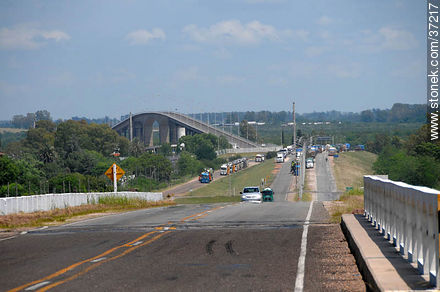 Acceso al puente internacional Gral. Artigas entre Paysandú (UY) y Colón (ARG) - Departamento de Paysandú - URUGUAY. Foto No. 37217