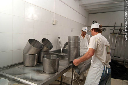 Higiene de la pequeña industria quesera. - Departamento de Colonia - URUGUAY. Foto No. 37652