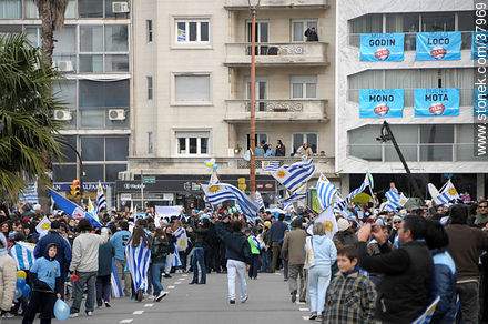 Recibimiento de la Selección Uruguaya de Fútbol en la rambla de Pocitos de Montevideo el 13 de Julio de 2010.  Esperando la caravana celeste. -  - URUGUAY. Foto No. 37969