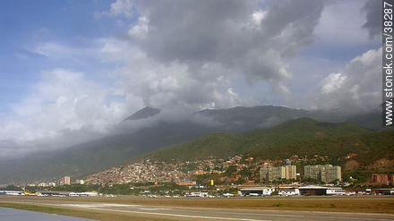 Caracas desde el Aeropuerto - Venezuela - Otros AMÉRICA del SUR. Foto No. 38287