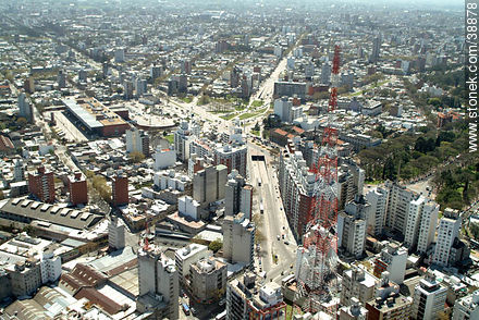Foto aérea de la avenida 8 de Octubre y el túnel - Departamento de Montevideo - URUGUAY. Foto No. 38878