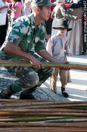Soldier distributing lances - Tacuarembo - URUGUAY. Photo #39457