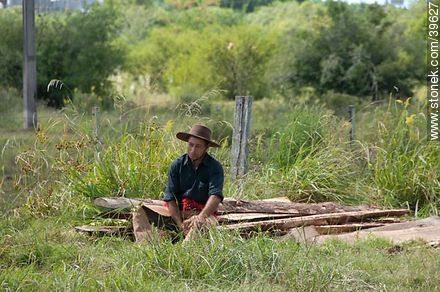 Resting farm man - Tacuarembo - URUGUAY. Photo #39627