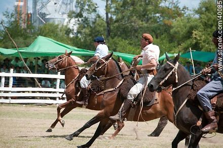 Bride's horse race.  - Tacuarembo - URUGUAY. Photo #40085