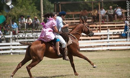 Bride's horse race.  - Tacuarembo - URUGUAY. Photo #40067