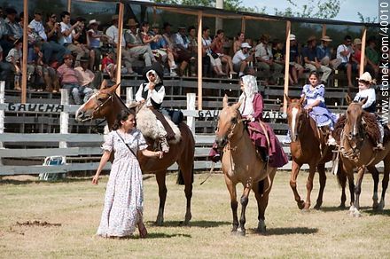 Concurso paisanito y paisanita. Paisanitos desfilando. - Departamento de Tacuarembó - URUGUAY. Foto No. 40010