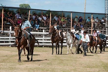 Concurso paisanito y paisanita. Paisanitos desfilando. - Departamento de Tacuarembó - URUGUAY. Foto No. 40009