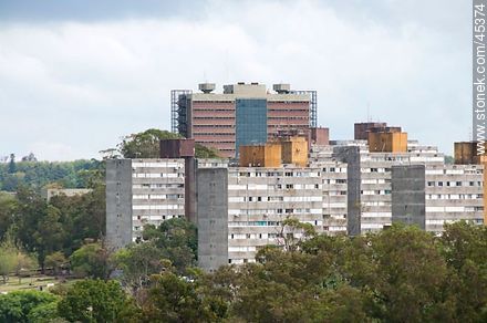 Complejo Euskalerria y al fondo la Facultad de Ciencias - Departamento de Montevideo - URUGUAY. Foto No. 45374