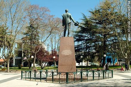 Monumento a Artigas en la Plaza de Pando - Departamento de Canelones - URUGUAY. Foto No. 45714