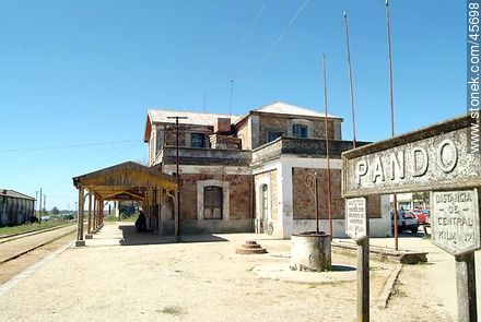 Estación de trenes de Pando - Departamento de Canelones - URUGUAY. Foto No. 45698