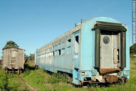 Empalme Olmos.  Sudriers railroad station. Rail cars have been abandoned. - Department of Canelones - URUGUAY. Photo #45593