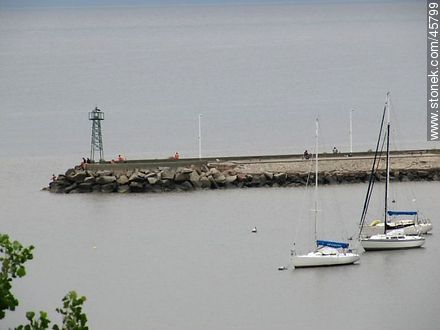 Breakwater and beacon   - Department of Montevideo - URUGUAY. Photo #45799