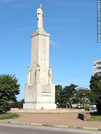 Monument to Dámaso Antonio Larrañaga - Department of Montevideo - URUGUAY. Photo #45895