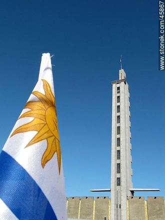 Torre de los homenajes del Estadio Centenario y bandera uruguaya. -  - URUGUAY. Foto No. 45867