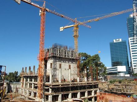 Construcción de la torre 4 del World Trade Center Montevideo  (2010) - Departamento de Montevideo - URUGUAY. Foto No. 46112