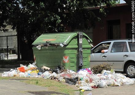 Bolsas de basura por doquier -  - URUGUAY. Foto No. 46460