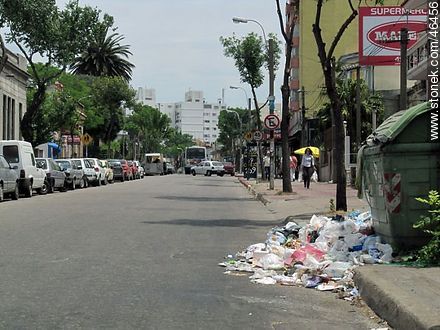 Bolsas de basura por doquier -  - URUGUAY. Foto No. 46456