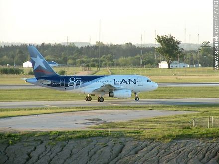 Carrasco International Airport. Lan Airbus 318. - Department of Canelones - URUGUAY. Photo #47783