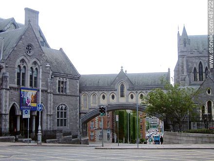 Passage of a church above the street - Ireland - BRITISH ISLANDS. Photo #48722