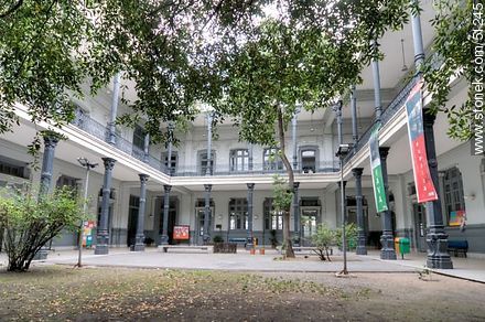 Central courtyard of the IAVA. - Department of Montevideo - URUGUAY. Photo #51245