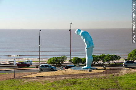 Greeting man, looking to Korea. - Department of Montevideo - URUGUAY. Photo #55583