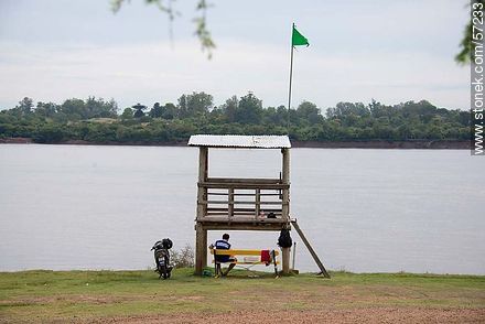 Caseta de guardavidas en el río Uruguay - Departamento de Salto - URUGUAY. Foto No. 57233