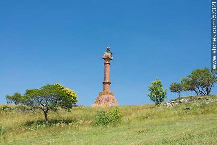 Rear view of the column and Artigas bust on the plateau - Department of Paysandú - URUGUAY. Photo #57321