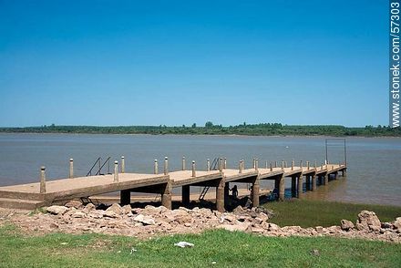 Muelle al pie de la Meseta de Artigas. Enfrente, la costa argentina. - Departamento de Paysandú - URUGUAY. Foto No. 57303
