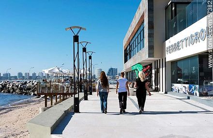 Walk near the port built in 2012. Tourists walking - Punta del Este and its near resorts - URUGUAY. Photo #57382