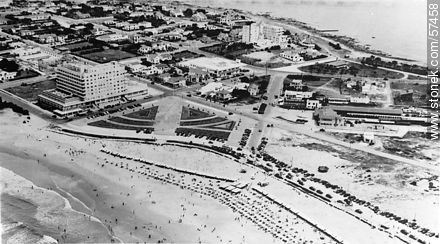 Vista aérea antigua de playa Brava, edificio Punta del Este, estación de tren - Punta del Este y balnearios cercanos - URUGUAY. Foto No. 57458